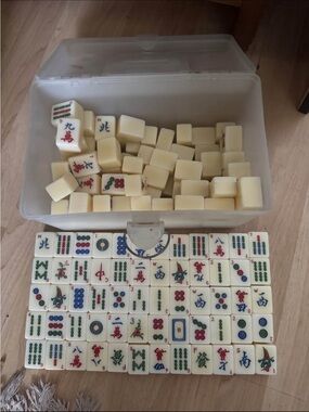 Vintage mahjong set 144 pc